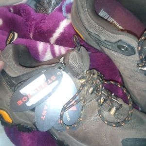 Steel toed women's work shoe